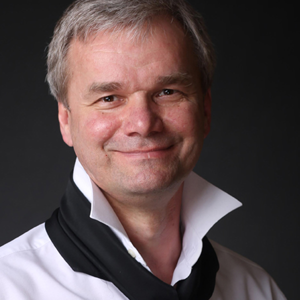 Портрет митця VOLODYMYR GLUKHOMANYUK, який працює у стилі architect, marine artist (Valencia, Іспанія) Фото 1 з 1.